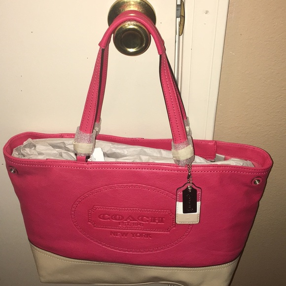 Coach Handbags - Coach Hamptons Leather Tote